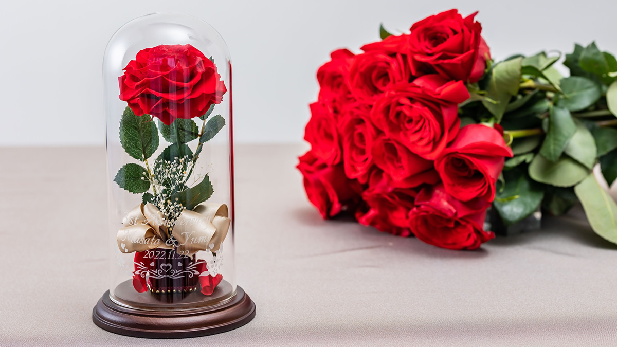 プロポーズした男性に聞いてみた！婚約指輪とバラの花束どっちがいいの？