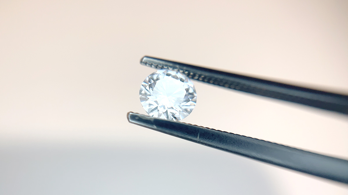 プロポーズの時に贈る婚約指輪はなぜ、ダイヤモンドなのか