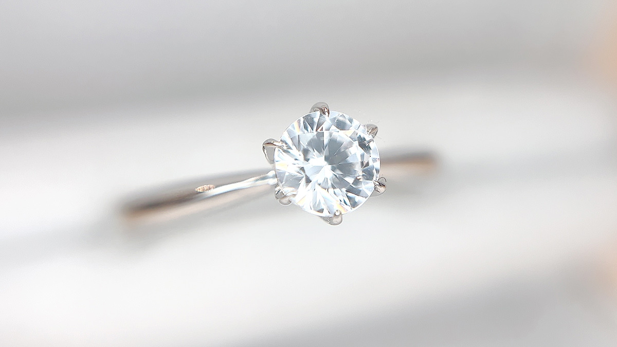 ダイヤモンドが美しい婚約指輪