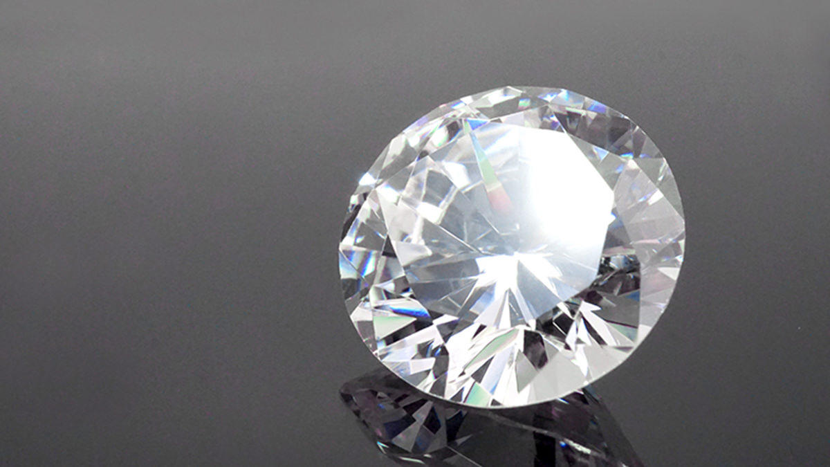 婚約指輪にダイヤモンド選びは重要
