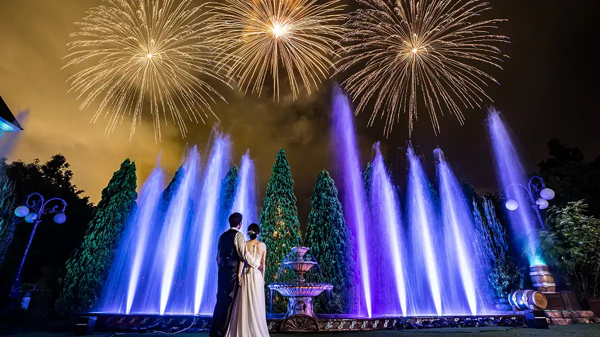 花火50連発と華やかな噴水ショーで大自然を彩る特別な結婚式