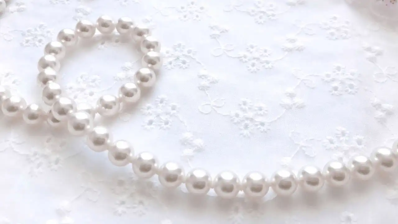 真珠ネックレスの「無調色」と「調色の花珠」どちらを購入するべき？