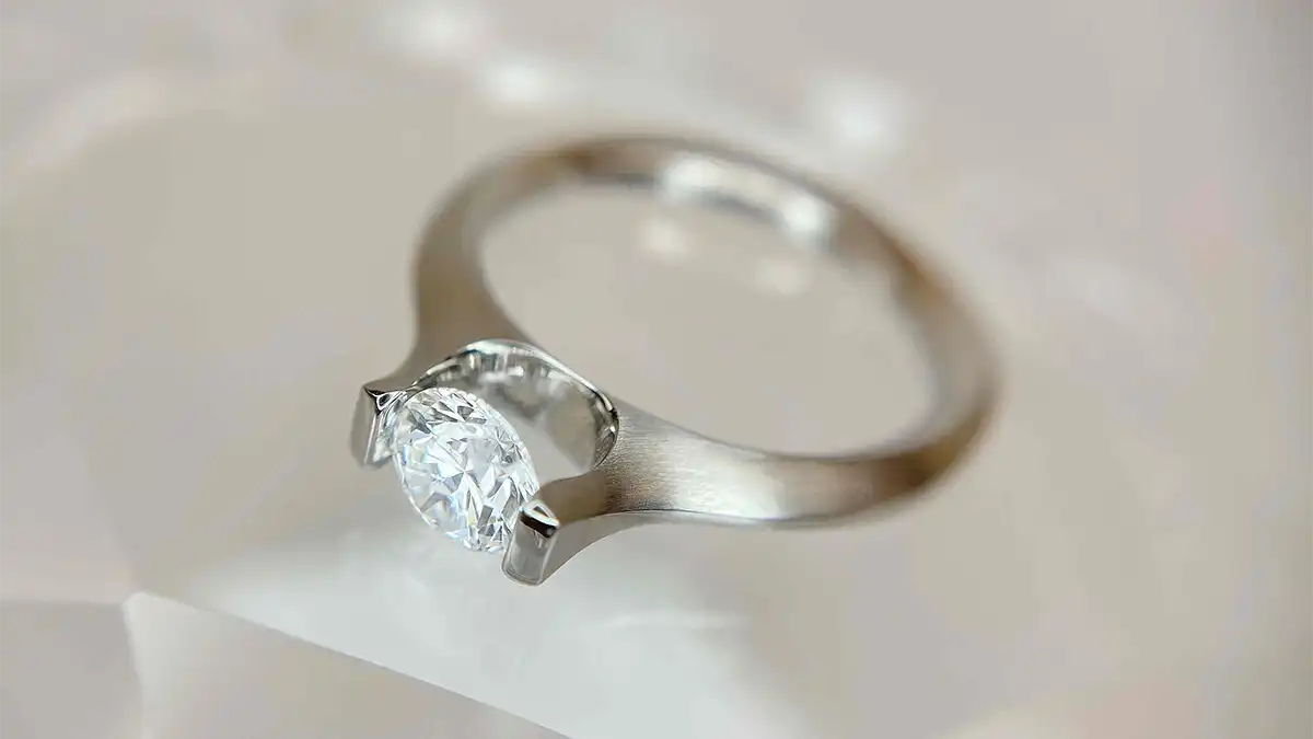 ここでしかない！婚約指輪のダイヤモンドが美しく見えるSORA