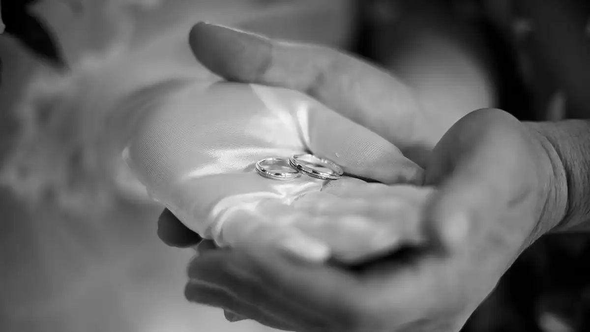 ダイヤモンド選びは婚約指輪だけじゃない！結婚指輪でこだわる意味は