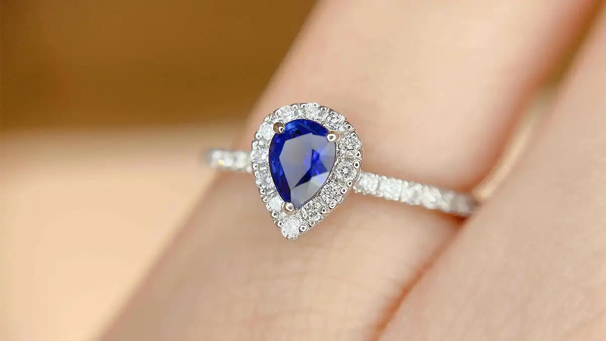 高貴なブルーカラーが素敵！婚約指輪にぴったりのサファイヤ特集
