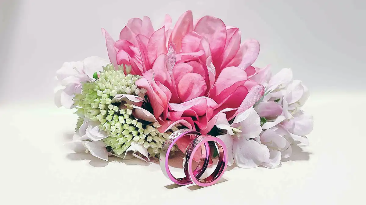 ピンク好き集まれ！婚約指輪と結婚指輪にかわいいアレンジを