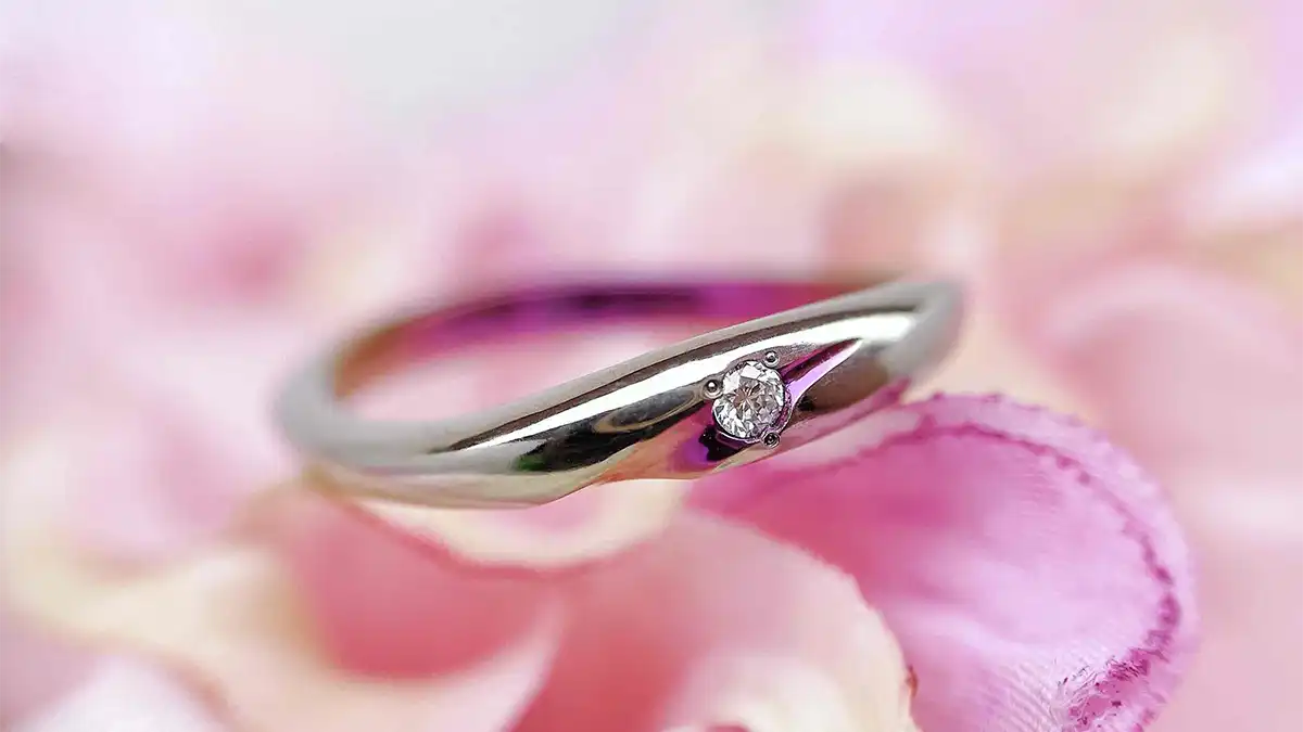 ピンク好きにおすすめの結婚指輪。長く愛せるデザインとは