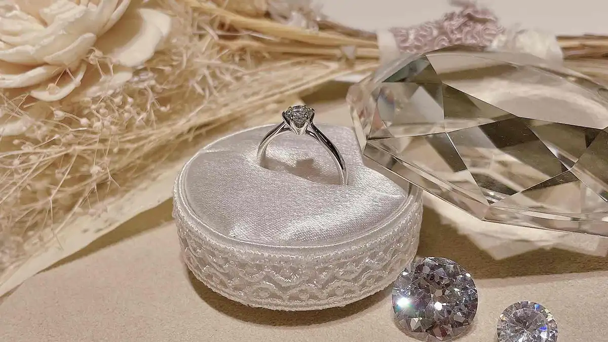 意外と知らない！婚約指輪にダイヤモンドが使われる理由。