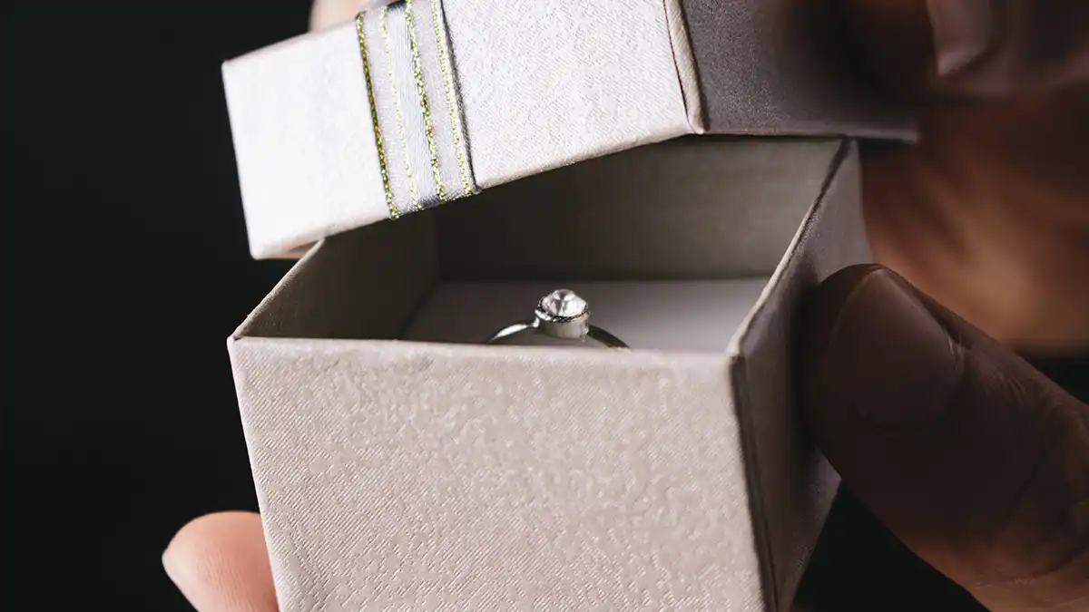 なぜ男性が贈る？婚約指輪を購入する意味合いと必要性とは