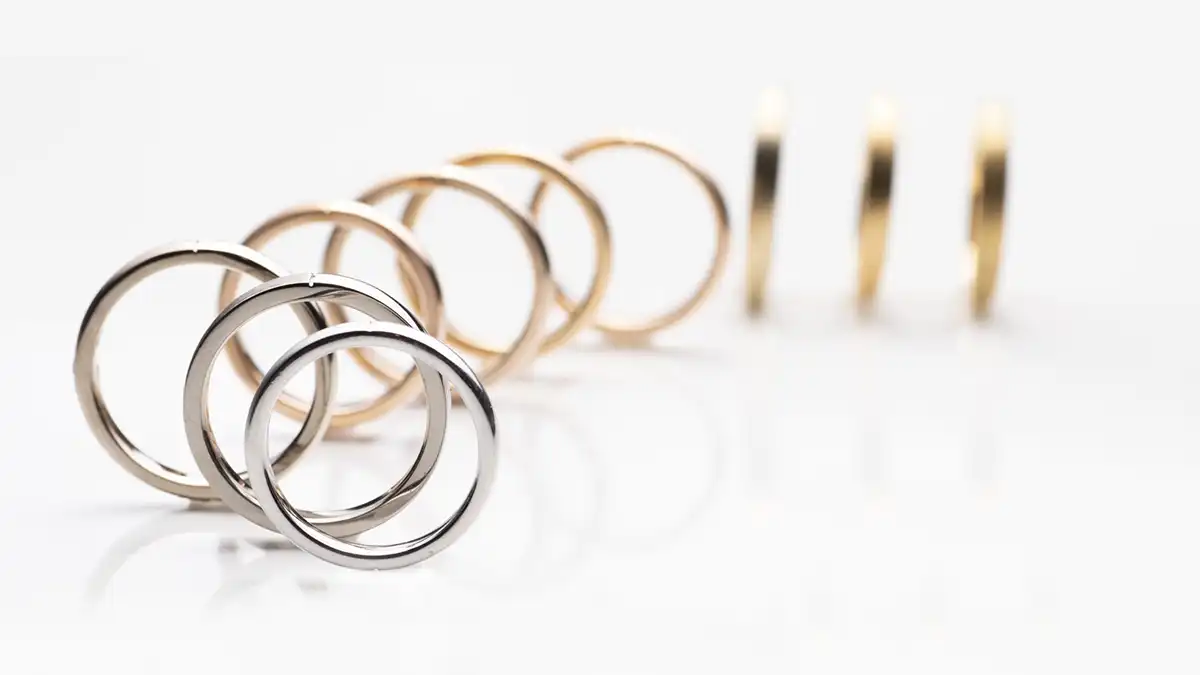 結婚指輪の素材「プラチナ」と「ゴールド」それぞれのメリットとは