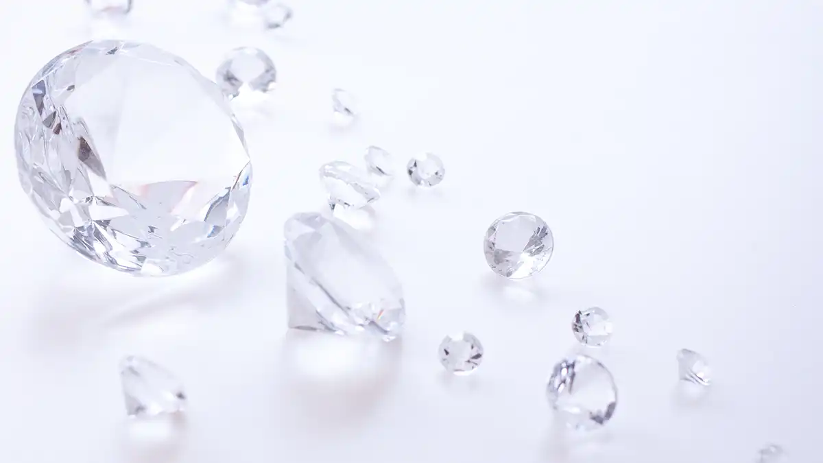 ダイヤモンドは原石で美しさが決まるって本当？婚約指輪基礎知識