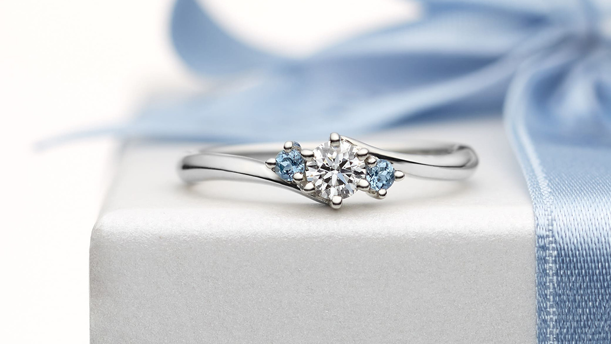 青い輝きに愛を誓う「サンタマリアカラー」のアクアマリンが美しい婚約指輪コレクション