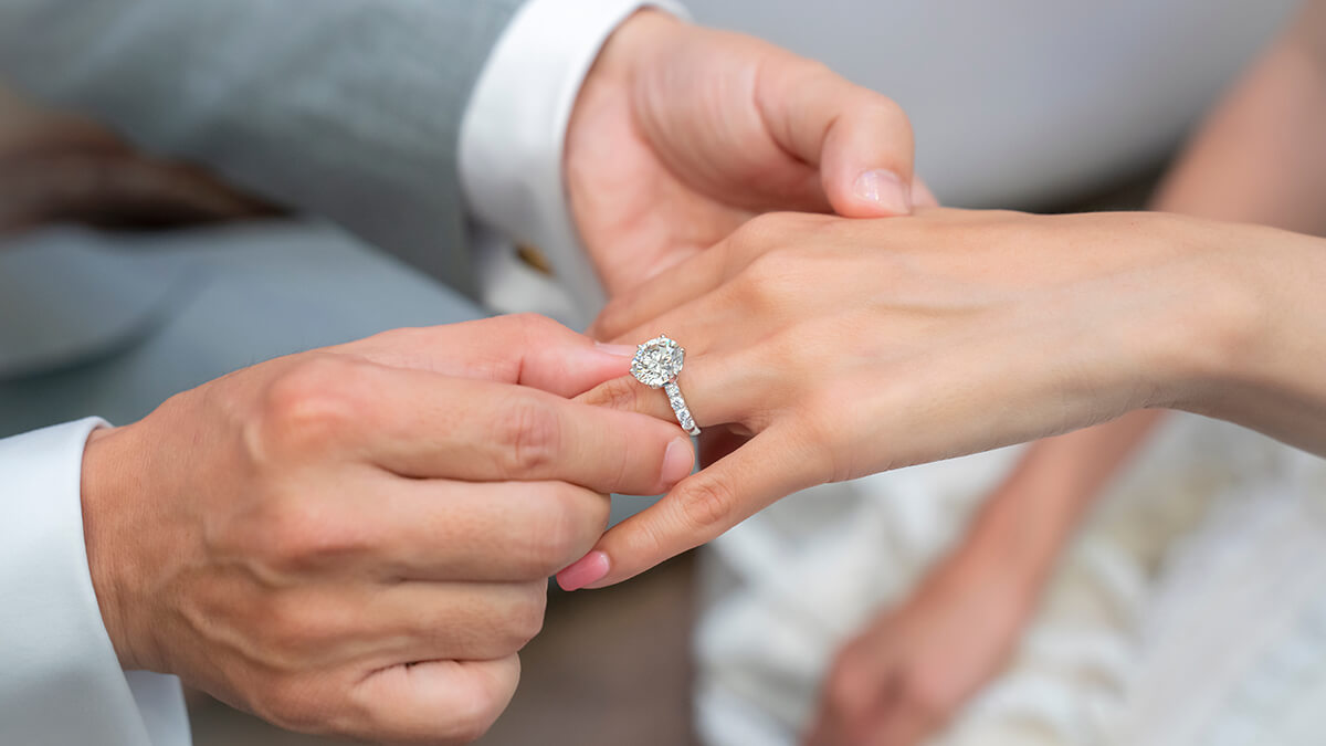 ダイヤモンドの選び方、迷ったときに。専門スタッフが教える“私に似合う”婚約指輪の選び方