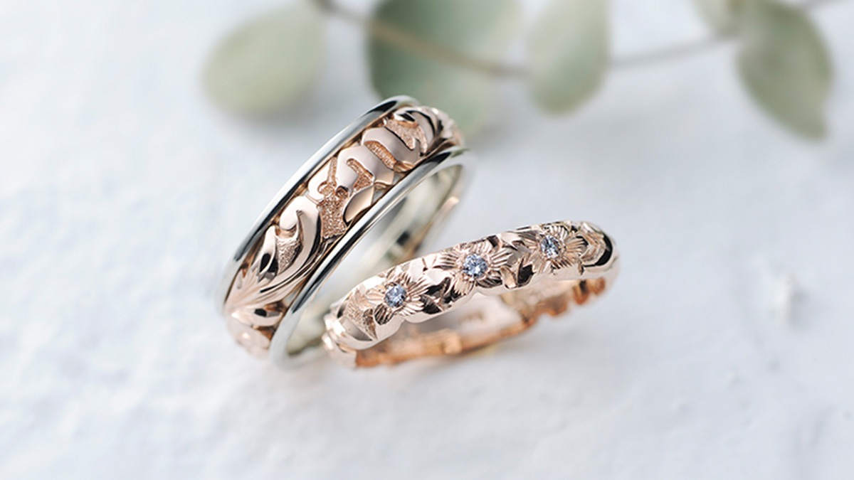 機械量産にはない深い輝き。職人の「手彫り」が一生の絆を刻むハワイアンジュエリー