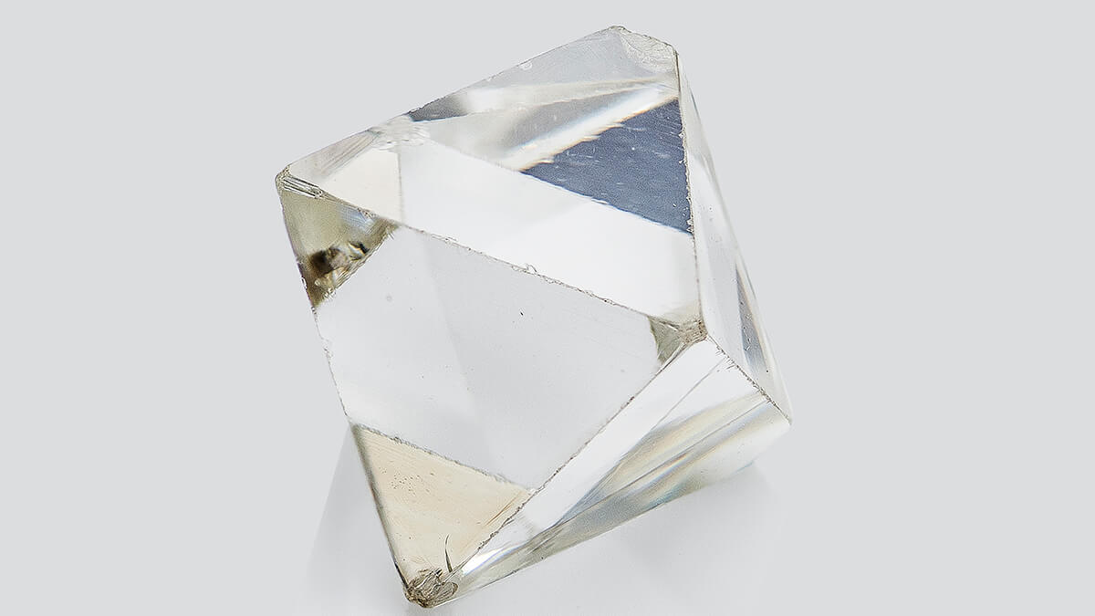 なぜパーフェクトラフは輝きが違うのか？原石の透明度がもたらす真実