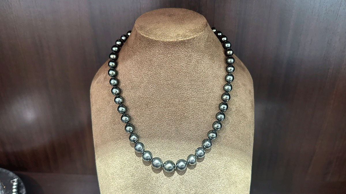 白い真珠ネックレスから黒い真珠ネックレスに変えた方が良い？大人の女性が迷う「一生もの」のアップデート時期と選び方