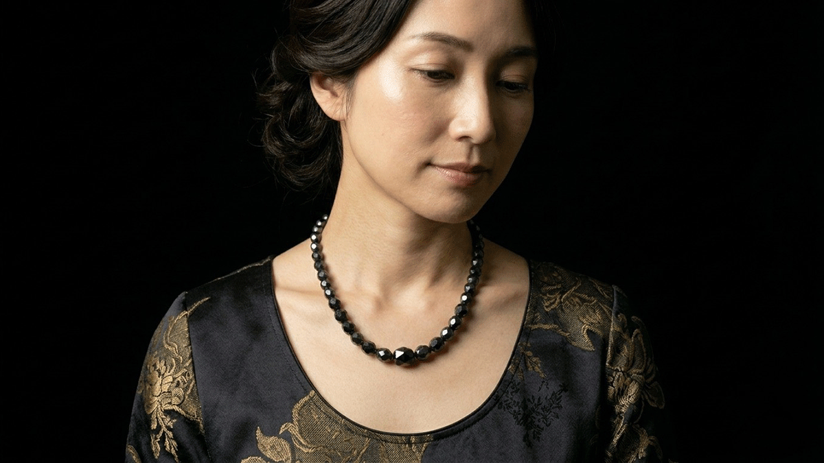 悠久の時を閉じ込めた漆黒の輝き：アンティーク・ジェットの魅力