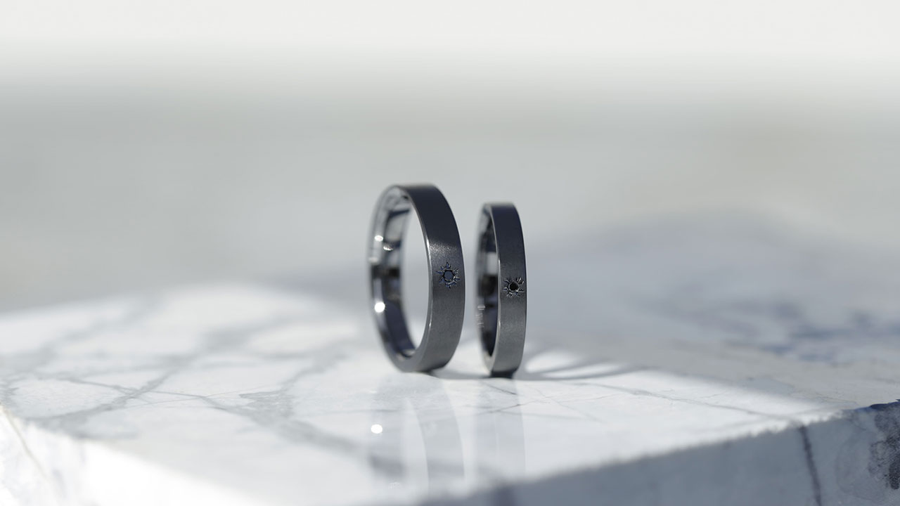 固い絆を象徴する、SORAの「黒い結婚指輪」に出会う秋